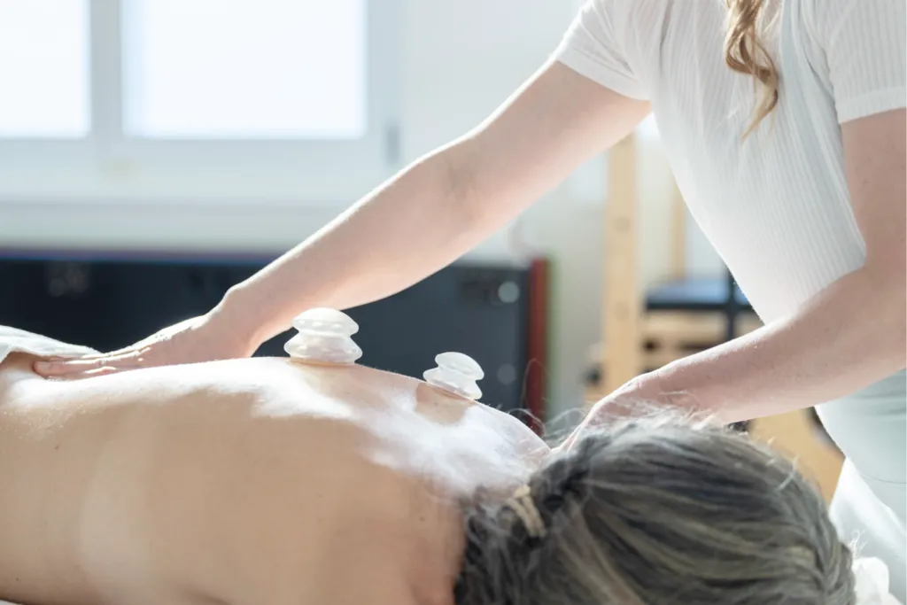 Ätherische Öle und manuelle Techniken für eine vertiefte Massage