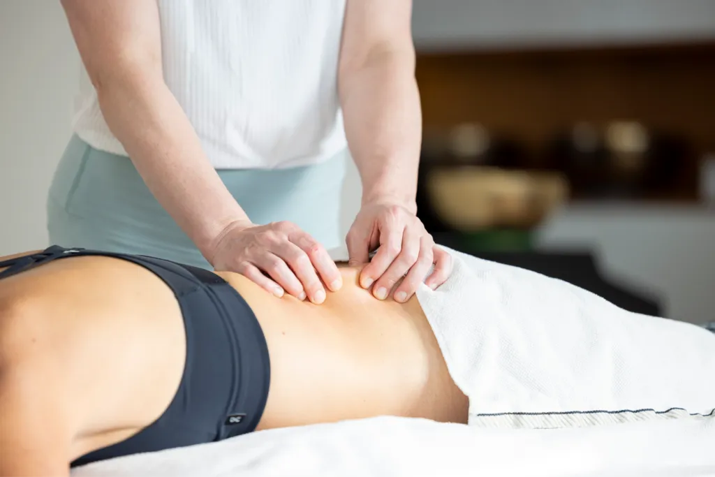 Ruhige Studioatmosphäre für eine Edelsteinmassage