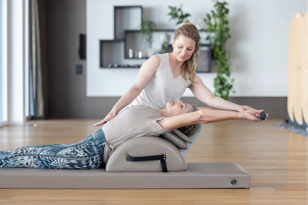 Physiotherapeutische Behandlung im ruhigen Studio-Setting